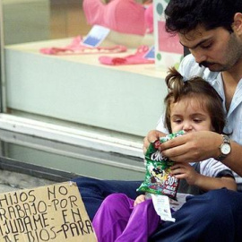 Ocho de cada diez niños pobres también sufren la pobreza de adultos.