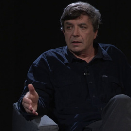 El filósofo Carlos Fernández Liria, en un momento de la entrevista con Pablo Iglesias en 'Otra Vuelta de Tueka'.