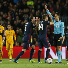 El árbitro expulsa a Fernando Torres ante las protestas de los jugadores del Atlético. - REUTERS