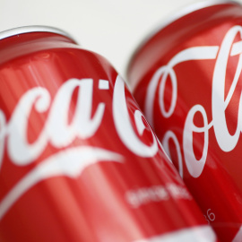 La embotelladora de Coca Cola lazan un plan de bajas para 120 trabajadores tras el ERE.- REUTERS
