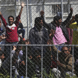 Migrantes afganos y paquistaníes participan en una protesta en contra de las deportaciones en un campamento para refugiados en la isla de Lesbos, Grecia. EFE