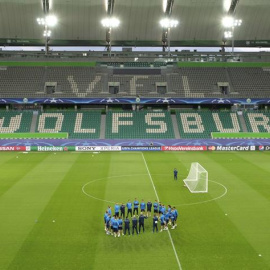 Los jugadores del Real Madrid en el entrenamiento de ayer en el Volkswagen Arena de Wolfsburgo. /EFE