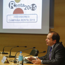 El director del departamento de Gestión de la Agencia Tributaria (AEAT), Rufino de la Rosa, durante la rueda de prensa ofrecida para presentar la Campaña de IRPF de 2015. EFE/Paco Campos