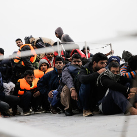 Inmigrantes y refugiados esperan para desembarcar en la isla de Lesbos. REUTERS