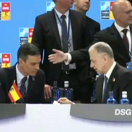 La bandera de España, al revés en la mesa de Sánchez en la cumbre de la OTAN