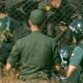 El gesto de cercanía entre un agente de la gendarmería marroquí y un policía español