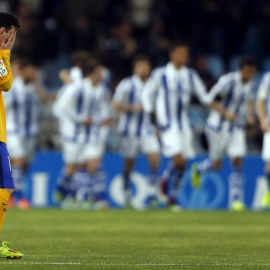 Messi se lamenta tras el gol de la Real Sociedad. EFE/Javier Etxezarreta