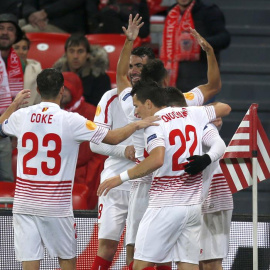 Los jugadores del Sevilla celebran el segundo gol ante el Athletic. EFE/Luis Tejido