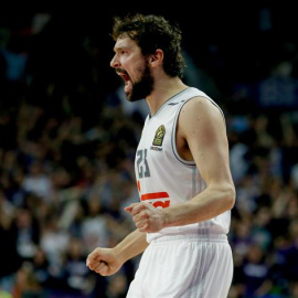 Llull celebra una canasta durante el partido. EFE/JuanJo Martin