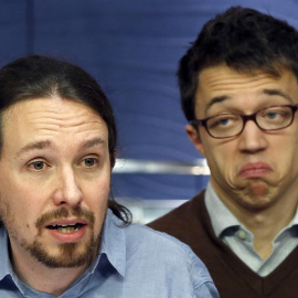 El líder de Podemos, Pablo Iglesias, junto al número dos, íñigo Errejón, durante la rueda de prensa que han ofrecido en el Congreso. EFE/Javier Lizón