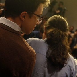 El líder de Podemos, Pablo Iglesias, acompañado del número dos, íñigo Errejón, a su llegada a la rueda de prensa que han ofrecido en el Congreso. EFE/Javier Lizón