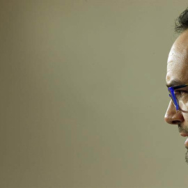 El portavoz parlamentario socialista, Antonio Hernando, durante la rueda de prensa en el Congreso. / JAVIER LIZÓN (EFE)