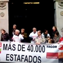 Miembros de la asociación de damnificados Kalketuak durante una concentración de protesta en Bilbao. KALKETUAK