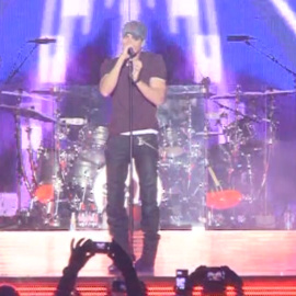 Enrique Iglesias se enfrenta a su audiencia más difícil y gana
