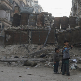 Dos niños sirios juegan junto a las barriacadas en las calles de Alepo. Archivo. REUTERS/Abdalrhman Ismail