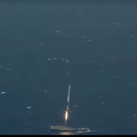 Space X logra que un cohete aterrice en una plataforma flotante