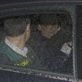 El expresidente de Banesto, Mario Conde, abandona su domicilio detenido por la guardia civil, tras estar presente en los registros realizados por miembros de la UCO, a lo largo de todo el lunes. EFE / J. J. Guillén.