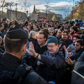 Miembros de 'Nuit Debout' participan en una asamblea general en la Plaza de la República de París. - EFE