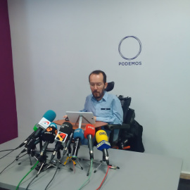 El secretario de Organización de Podemos, Pablo Echenique, anunció el resultado del proceso electoral de la formación en Galicia, donde Carmen Santos ha sido elegida secretaria general. E.B.