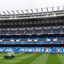 Los jugadores del Wolfsburgo ayer en el centro del Santiago Bernabéu. /EFE