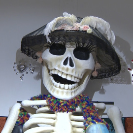 Una catrina gigante da la bienvenida en Casa de México