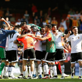 Los jugadores del Valencia celebran su victoria sobre el Sevilla. EFE/Kai Försterling