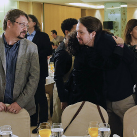 El líder de Podemos, Pablo Iglesias, y el portavoz de En Comú Podem, Xavier Domènech, durante el desayuno informativo en el que la alcaldesa de Barcelona, Ada Colau, ha ofrecido una conferencia en Madrid. EFE/Ballesteros