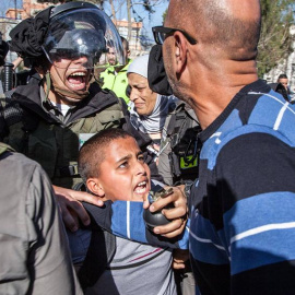 Un agente israelí detiene a un niño palestino de 11 años. La Policía acusa al menor de lanzarles piedras. - MAJD GAITH / HRW