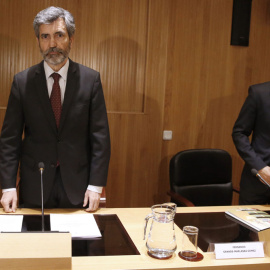 El presidente del Tribunal Supremo y del CGPJ, Carlos Lesmes (i), junto al juez Fernando Grande-Marlaska, momentos antes de la inauguración del curso "Macroprocesos y delitos contra la corrupción" que dirige Pablo Ruz. EFE/Javier Lizón