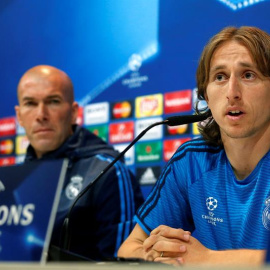 El entrenador del Real Madrid, el francés Zinedine Zidane (i), y el centrocampista croata Luka Modric. /EFE