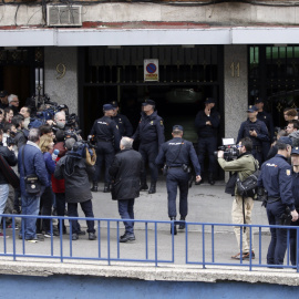 Exterior del edificio de la avenida del Mediterraneo en Madrid donde se ha producido un robo frustrado en una vivienda que se ha saldado con un herido leve, y ha motivado un gran despliegue policial en el centro de la capital tras una confu