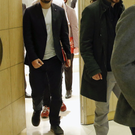 El líder de Podemos, Pablo Iglesias, y el portavoz de IU en el Congreso, Alberto Garzón, llegan al desayuno informativo en el que la alcaldesa de Barcelona, Ada Colau, ha ofrecido una conferencia en Madrid. EFE/Ballesteros