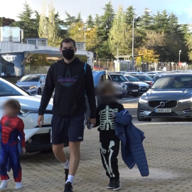 Casillas lleva al colegio a sus hijos disfrazados para celebrar Halloween