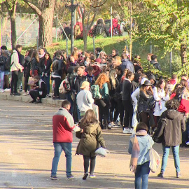 Miles de jóvenes acuden al casting de Operación Triunfo en Madrid