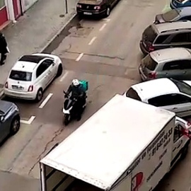 Motoristas circulan por la acera en la salida de las cocinas de Alejandro Ferrant (Madrid)