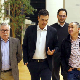 El secretario general del PSOE, Pedro Sánchez conversa en el Congreso con los líderes de CCOO, Ignacio Fernández Toxo (i), y de UGT, Pepe Álvarez. / JAVIER LIZÓN (EFE)