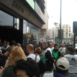 La PAH de Madrid concentrada ante la sede de Podemos para reclamar una acción más decidida contra los desahucios. PAH de Madrid.