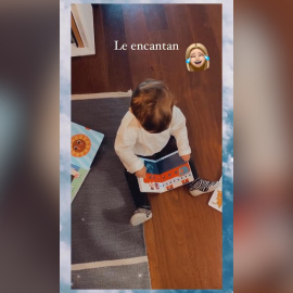 Laura Escanes muestra cómo su hija Roma disfruta de un libro