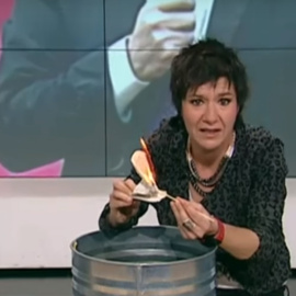 La periodista y escritora Empar Moliner quemando páginas de la Constitución Española en un programa de TV3.- YOUTUBE