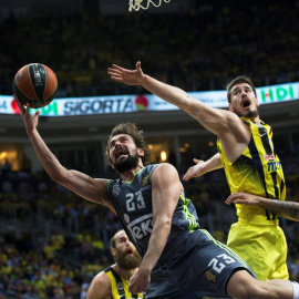 Llull lucha por el balón con Nikola Kalinic durante el partido. EFE/Tolga Bozoglu