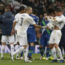 Cristiano Ronaldo (d), se lleva el balón tras marcar tres goles contra el Wolfsburgo. /EFE