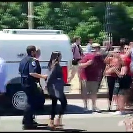 Alexandria Ocasio-Cortez es arrestada junto a otras legisladoras durante una protesta en una protesta a favor del aborto