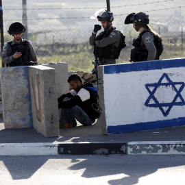 Policías israelíes retienen a un joven palestino en un control. - EFE