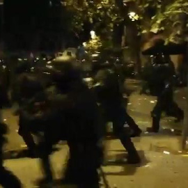 La primera de las cargas una vez que el encapuchado tiró la valla