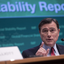 El director del Departamento de Asuntos Monetarios del FMI, el español José Viñals, pronuncia un discurso durante la presentación del informe "Estabilidad Financiera Global" en la sede del Banco Mundial en Washington (Estados Unidos). EFE/S