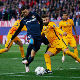 Carrasco y Piqué, en un momento del partido en el Calderón. Reuters / Sergio Pérez