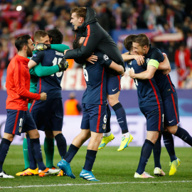 Los jugadores del Atlético celebran su pase a semifinales de la Champions. Reuters / Sergio Pérez