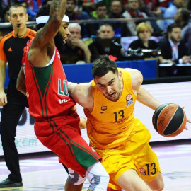 Delaney y Satoransky, durante el partido. EFE/MAXIM ROMANOV