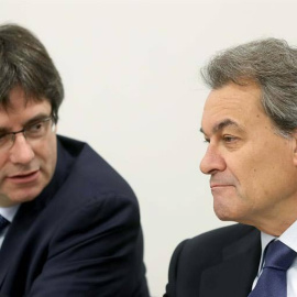 El expresidente de la Generalitat y presidente del PDECAT Artur Mas (d) y el presidente del Govern, Carles Puigdemont (i), durante la primera reunión del Comité Nacional del PDECAT que se ha celebrado en Barcelona. |  ANDREU DALMAU (EFE)