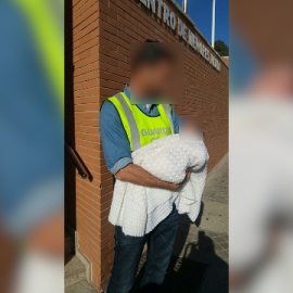 Un guardia civil sujeta a la menor. GUARDIA CIVIL